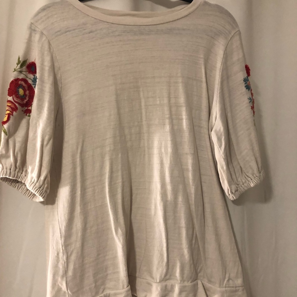 Super cute loft shirt with detailed sleeves!